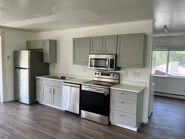 Brand New Kitchen and Bath - 95 Shores Rd House