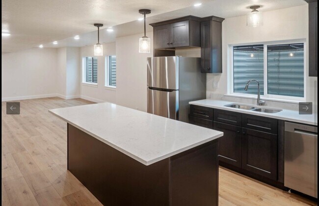 Photo - 52 W 650 N