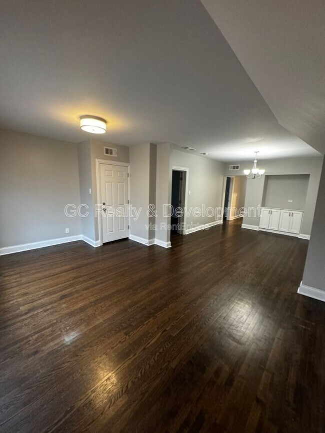 Photo - 4343 N Troy St Unidad 2