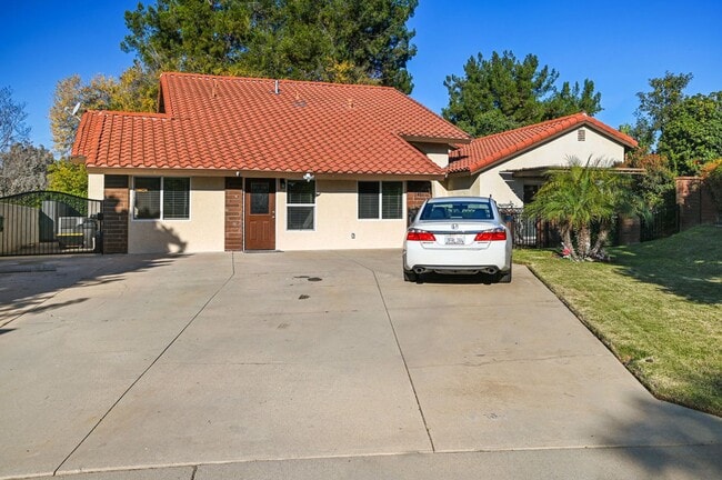 Building Photo - ? 1-Bedroom Gem in Claremont – Utilities I... Rental