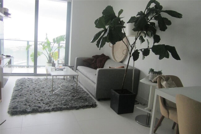 Photo - 501 NE 31st St