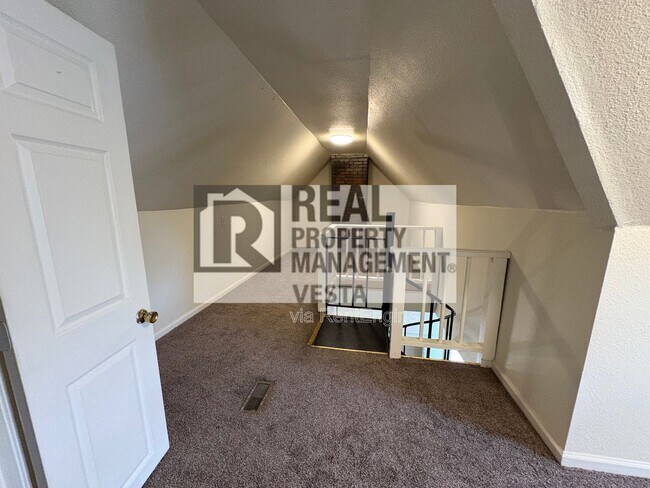 Photo - 1065 College St Unit D