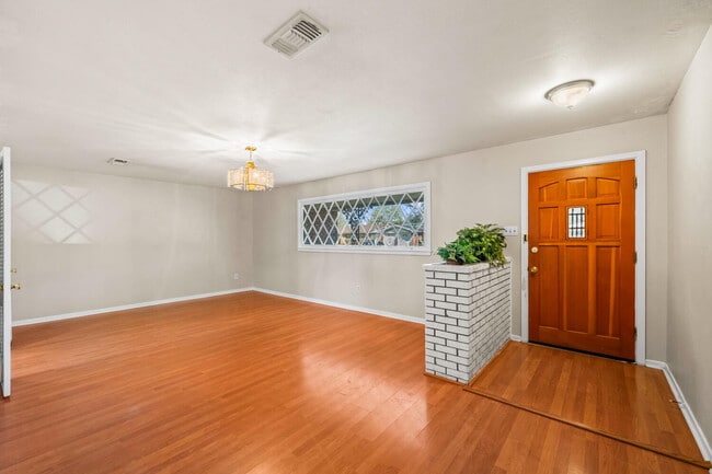 Photo - 3423 56th St