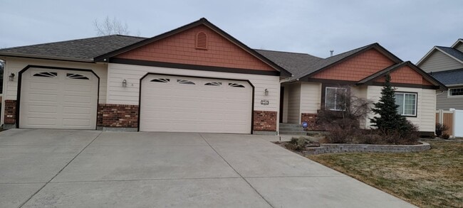 Building Photo - HUGE!  4 Bed Family Home in Mead Available...