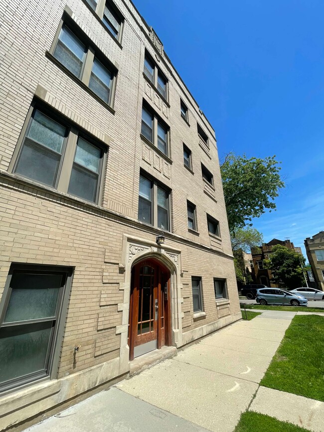 Building Photo - 4442 W Gunnison St Unit 2