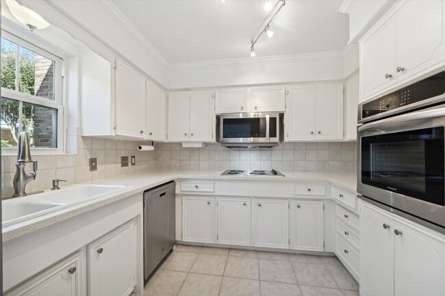 Photo - 1833 Saxony Ln