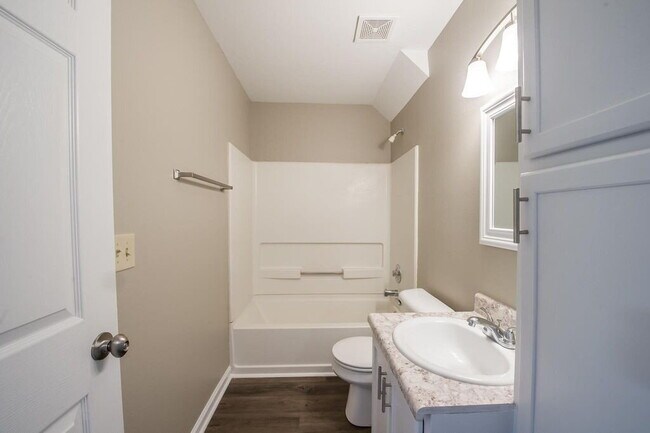 4 BR 3 BA Town House! AVAILABLE AUGUST!