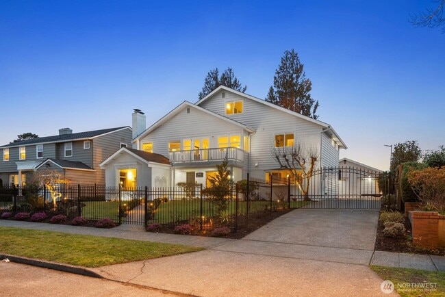 Photo - 2647 39th Ave W