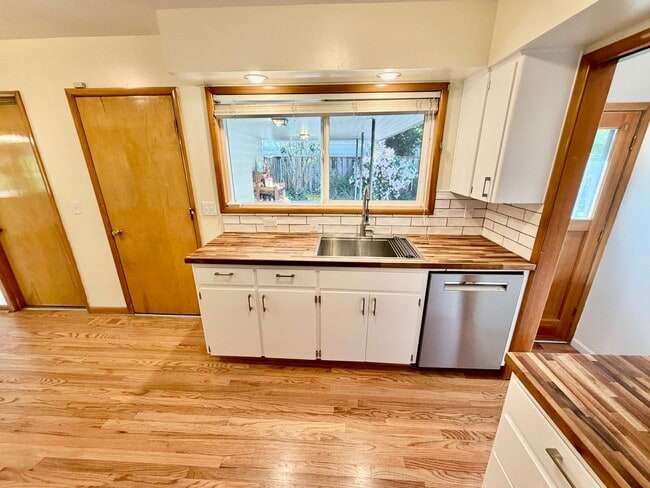 Photo - Spacious, Remodeled 5bd/3bath Cherry Park Home with Large Fenced Garden and Finished Basement