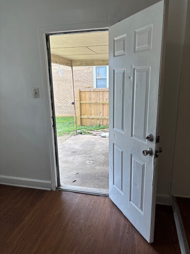 Photo - 1105 N McLemore Ave