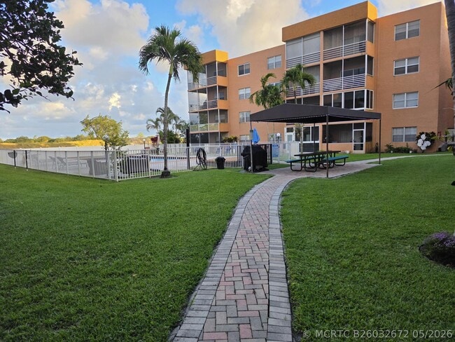 Building Photo - 3048 Sunrise Lakes Dr E Unit 412