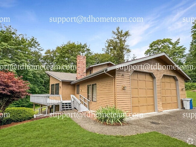 Building Photo - "Charming 3-Bed Retreat with Spacious Inte... Unit B Rental
