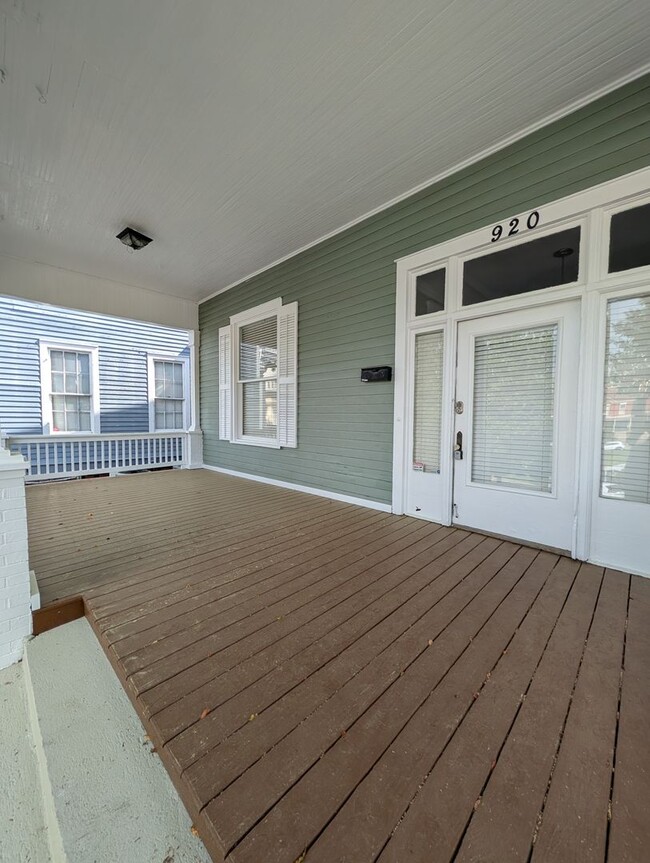 Photo - Huge 4 bedroom in prime downtown location!