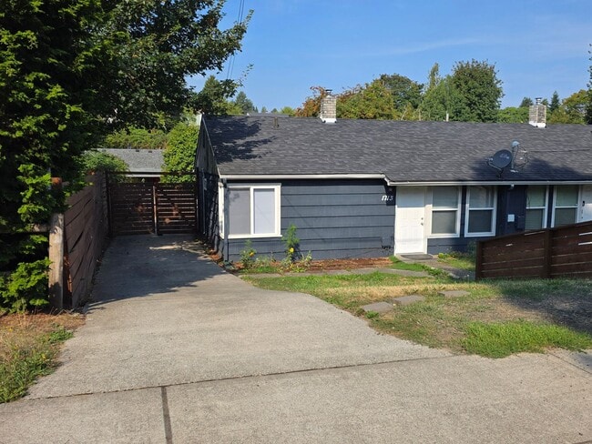 Building Photo - Remolded Bremerton Duplex with fully fence... Rental