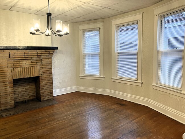 Building Photo - 58 Como Ave Unit Upper