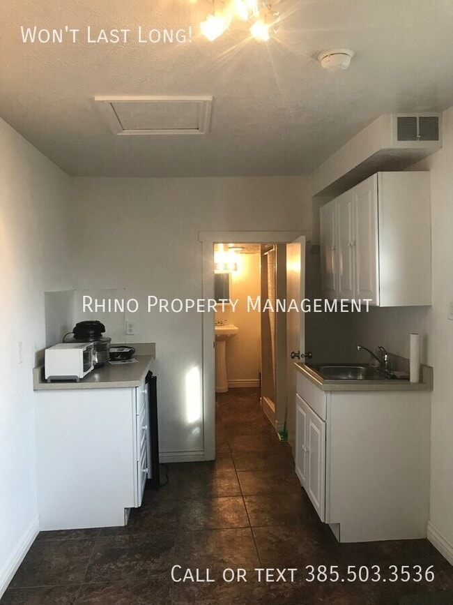 Building Photo - 2885 Van Buren Ave Unit 3