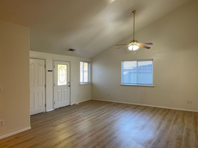 Photo - Very Nice 3 Bedroom 2 Bath Duplex-Located ...