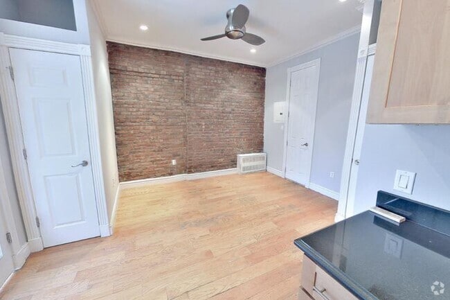 Building Photo - 420 E 9th St Unit 8 Rental