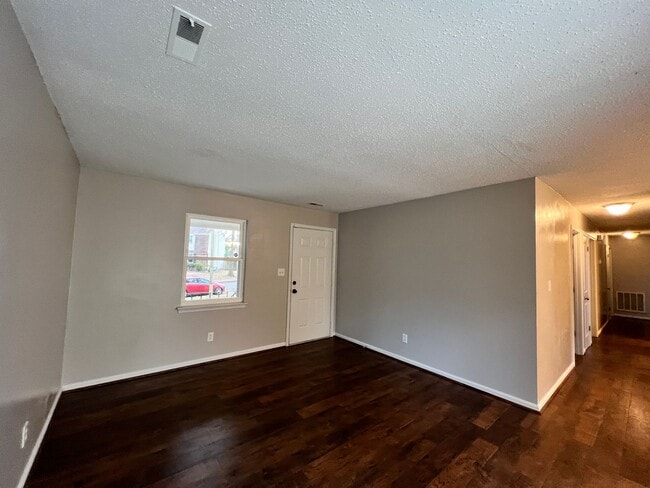 Photo - Four bedroom home in Norfolk - Beautiful Backyard