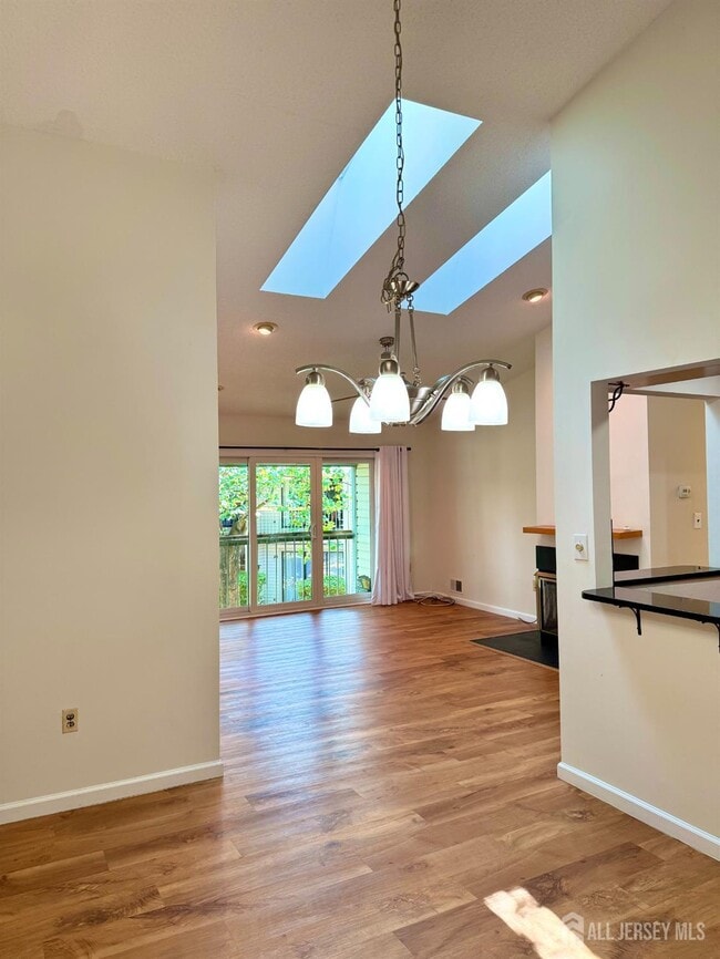 Photo - 21 Crabapple Ln