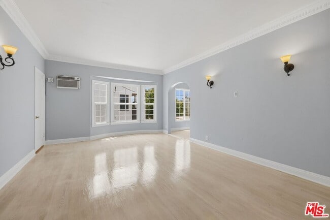 Photo - 437 N Genesee Ave Unidad 1/2