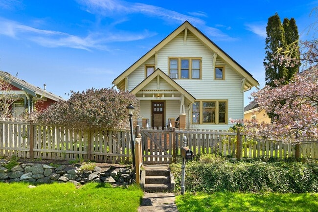 Building Photo - Charming, Warm, and Welcoming, Your Sunnyland Escape Awaits!