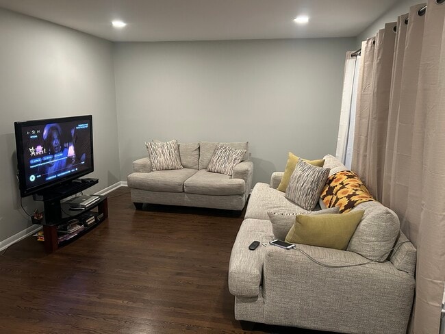 Photo - 557 E Division St