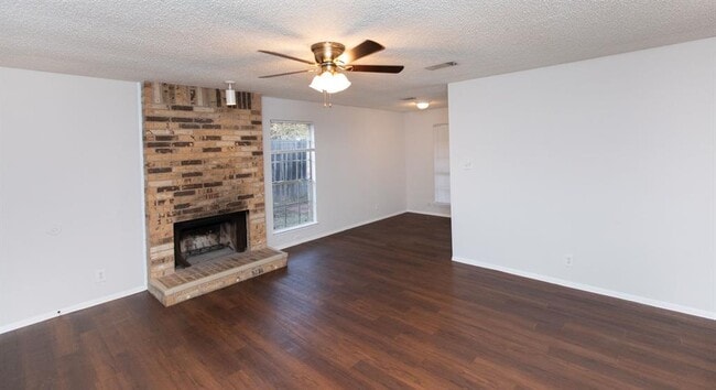 Photo - 2102 Courtney St