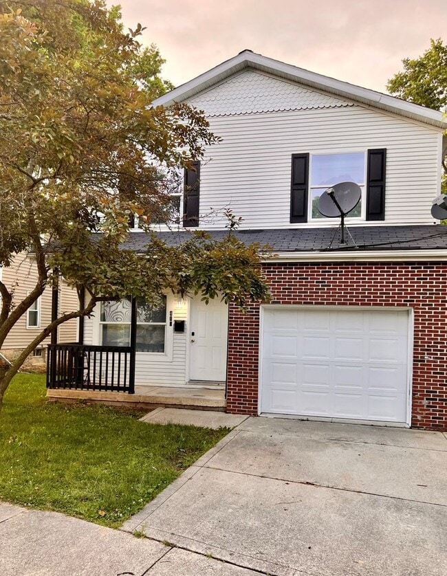 Building Photo - For Rent: Four-Bedroom, Two-Bathroom Singl... Rental