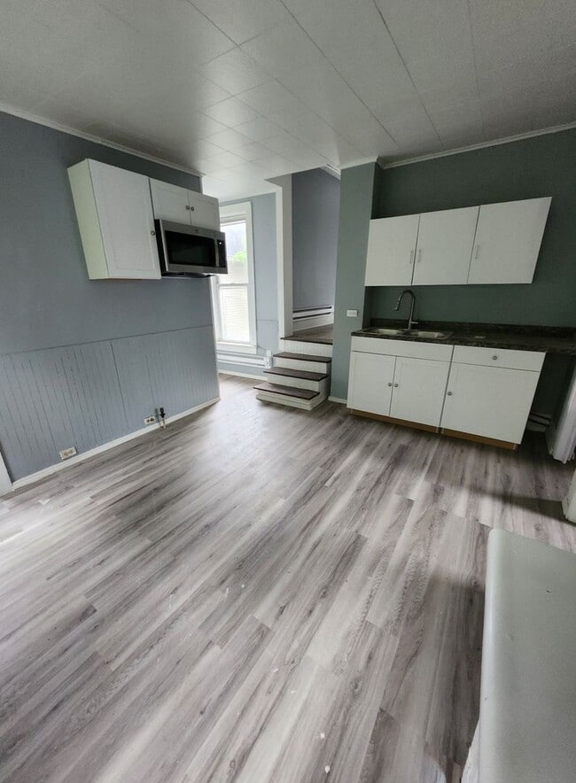 Building Photo - Upper 3 bedroom unit