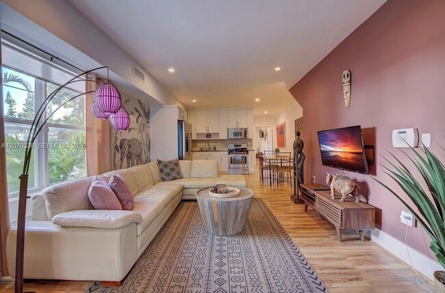 Building Photo - 524 NW 35th St Unit 2