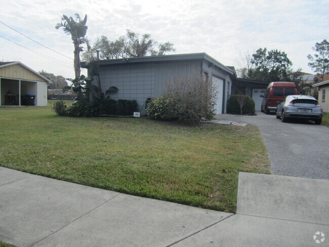 Building Photo - 2 Bedroom 1 Bath Duplex available for Rent... Rental