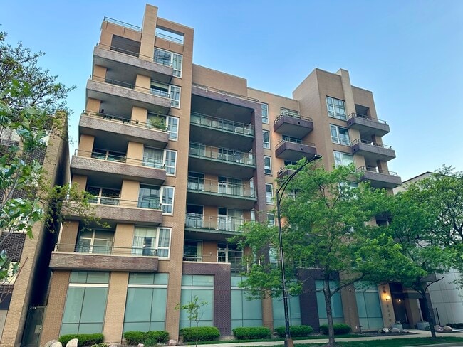 Building Photo - 5430 N Sheridan Rd Rental