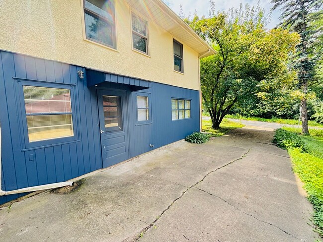 Building Photo - Quaint 1bed 1bath Lower Level Unit, With P... Rental
