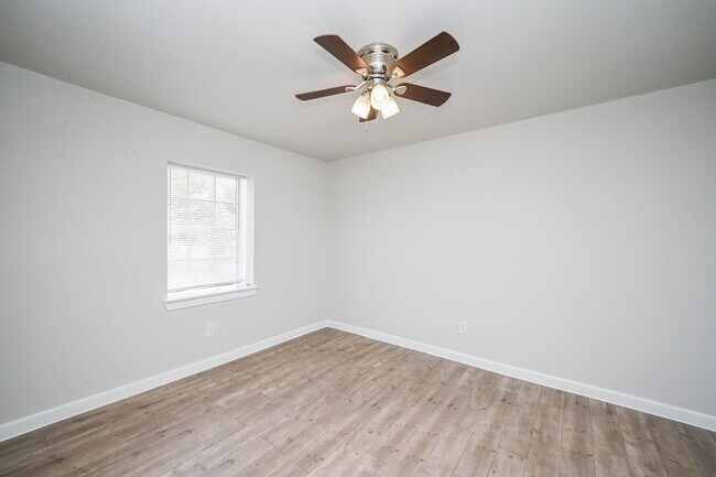 Building Photo - 1518 East Ave Unit 104