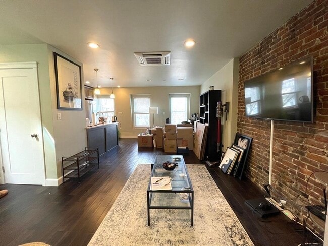 Building Photo - 795 E 3rd St Unit 3 Rental