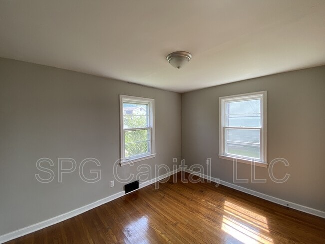 Photo - 101 Fame Ave