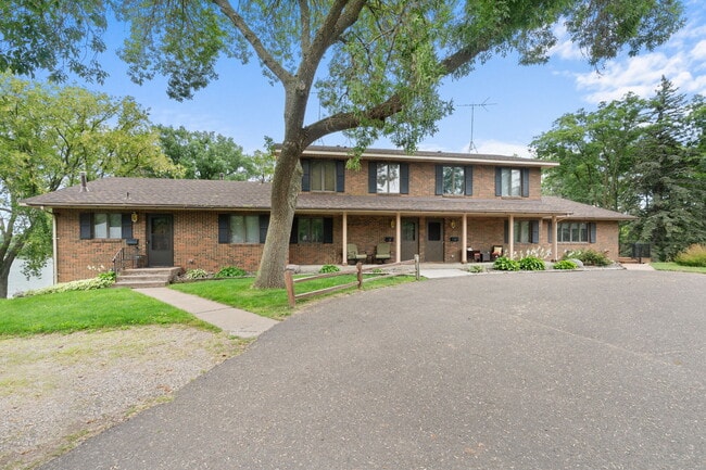 Four townhomes w/four guest suites, plus 3 adjacent homes make up Cross Lake Estates. - Cross Lake Estates - Furnished Rentals