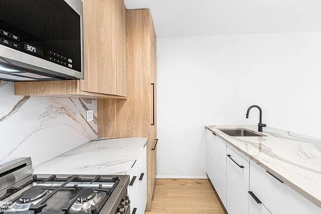 Photo - 270 W 17th St Unit 3I