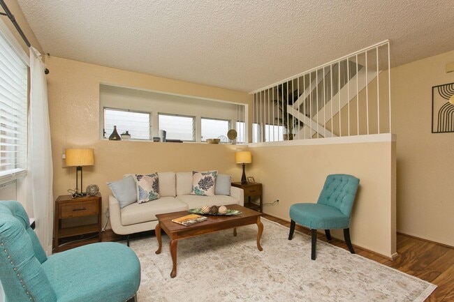 Building Photo - Beautiful 3 bedroom 1 1/2 bath townhome in Pearl City w/2 parking side by side
