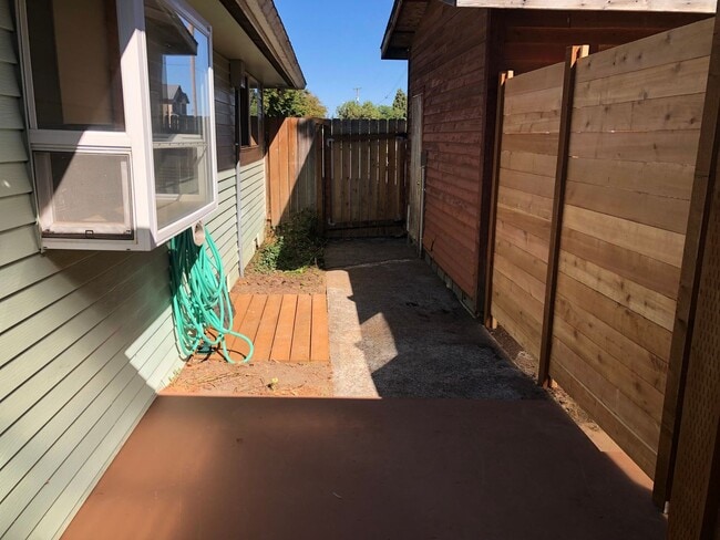 Photo - 3 bedroom 1 bath house in Eugene! MOVE IN ...