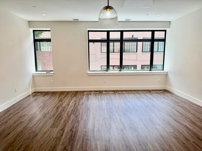 Building Photo - 175 E Main St Unit 1