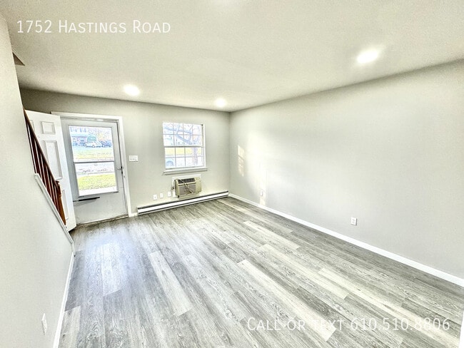 Photo - 1752 Hastings Rd