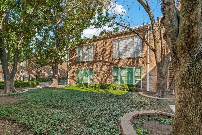 Building Photo - 2201 Fountain View Dr Unit 29