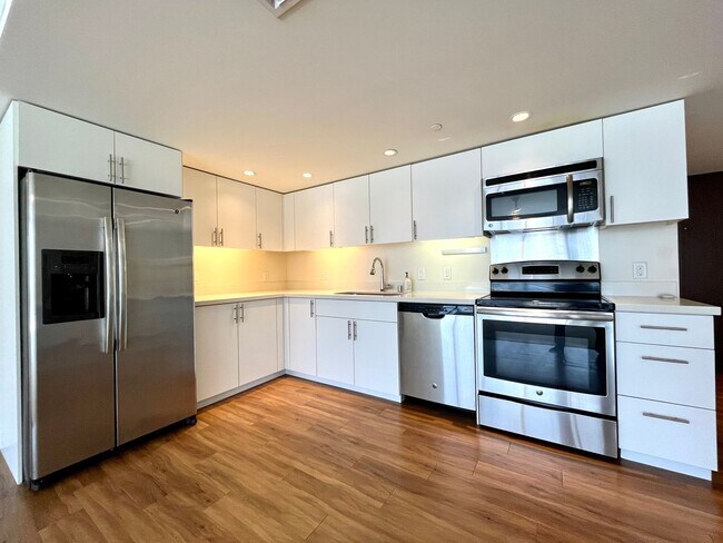 Symphony Honolulu: 2 Bed, 2 Bath w/ 2 Tand... - Symphony Honolulu: 2 Bed, 2 Bath w/ 2 Tand... Condo Unit 1610