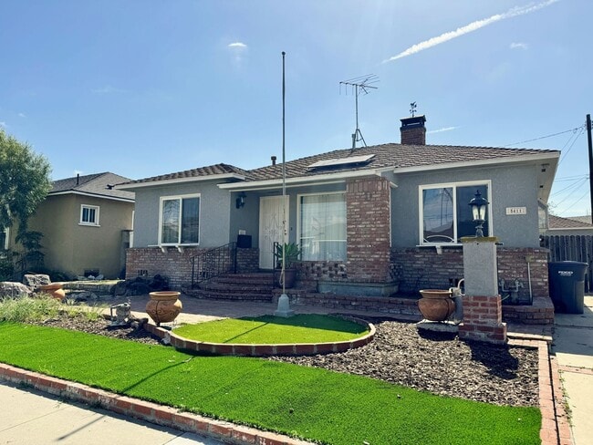 Building Photo - Charming 2-Bedroom Home with Fireplace, Backyard & Garage in Lakewood