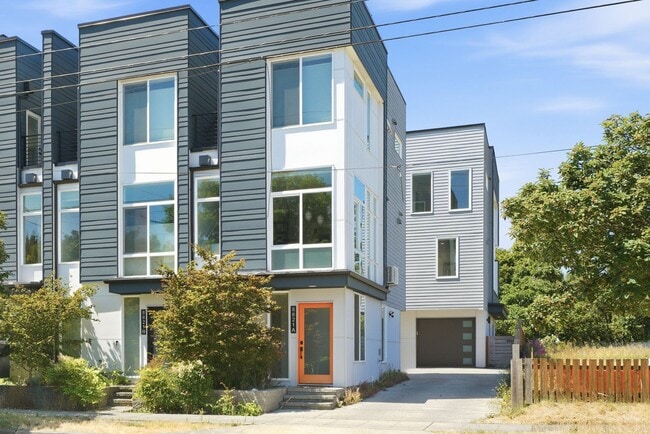 Building Photo - Modern 2 Bedroom with Rooftop Retreat and Garage