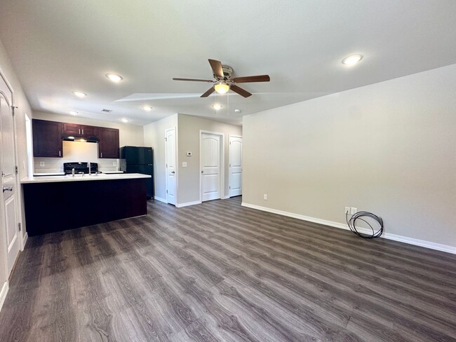 Building Photo - 2 Bedroom/2 Bathroom Triplex Unit in South... Rental