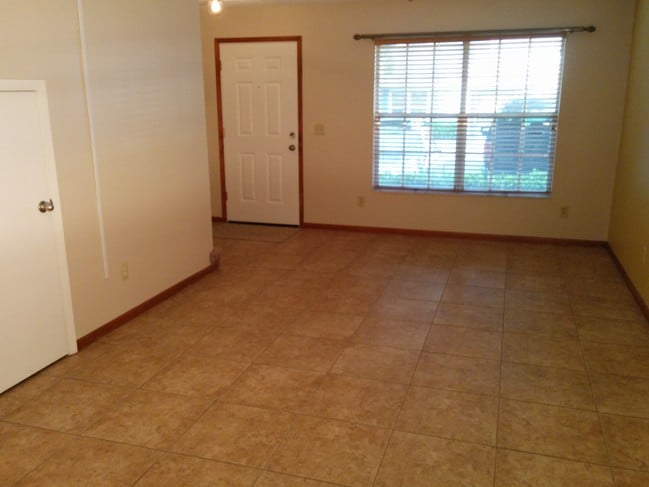 Building Photo - 608 Lynchburg Dr