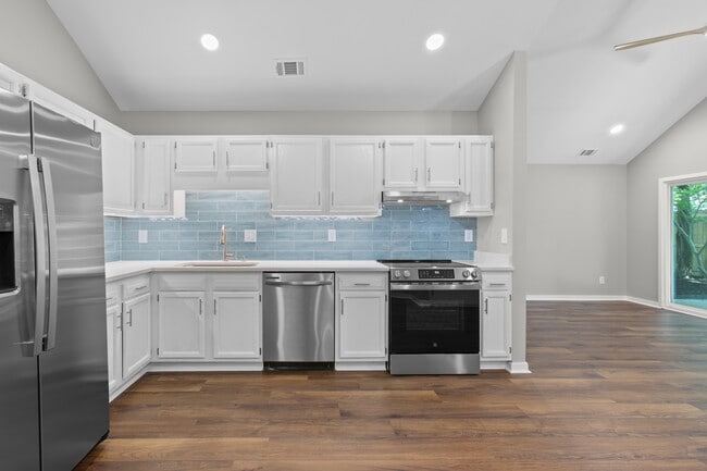 Kitchen - 1129 Landsdowne Dr